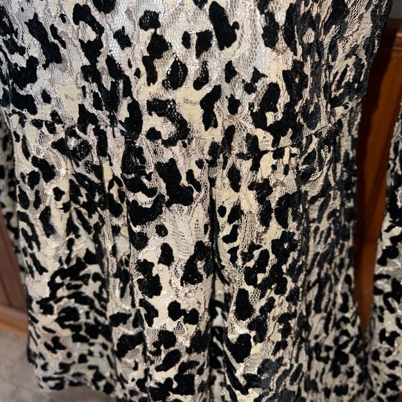 Women's Miss Me Black Velvet and Lace Pattern/Cream Top L - Picture 2 of 7